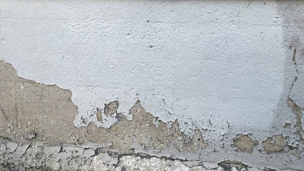 Astillado pared de cemento pintado blanco angustiado —  Fotos de Stock