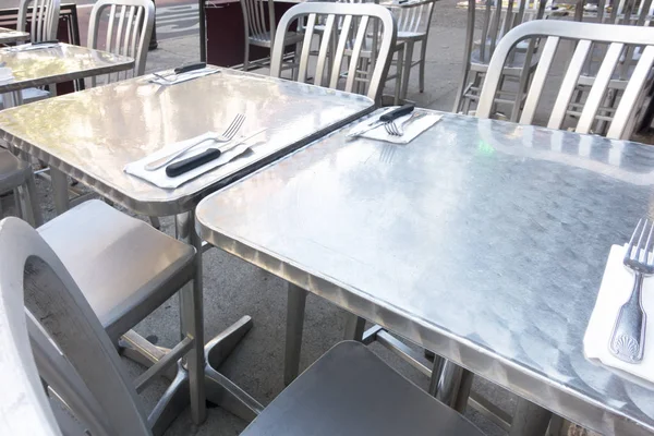 Outdoor jadalnia na świeżym powietrzu, kawiarnia, ustawienia stołu miasto — Zdjęcie stockowe