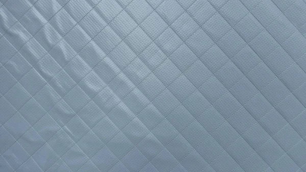 Linee angolari trapuntate su coperta mobile grigia fredda — Foto Stock