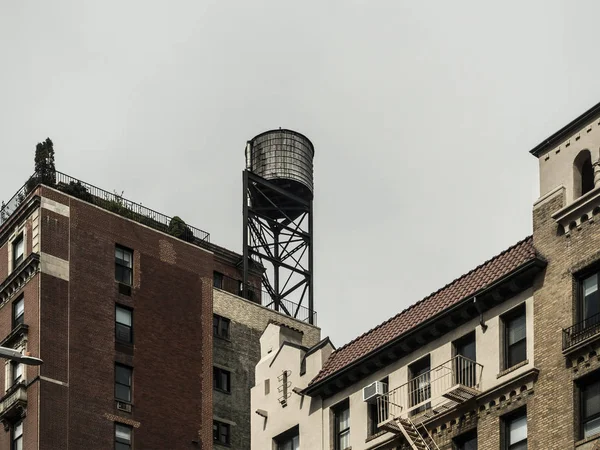 Toits de construction de la ville de New York avec château d'eau — Photo