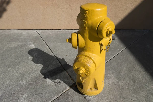Żółty hydrant pożarowy miasta, ciśnienie wody — Zdjęcie stockowe