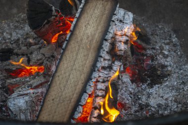 kırmızı sarı yanan ağaç ahşap yakılmış kamp yangın tepe görünümü