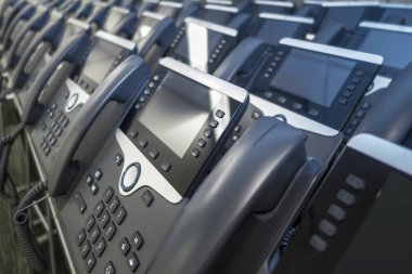 Ofis hatları IP iş telefonları gri ve gümüş telefonlar hazır 