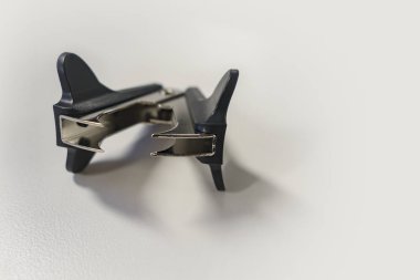 siyah ve gümüş plastik ve metal zımba sökücü