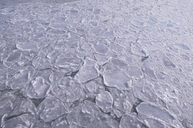 su vücut donmuş çatlama buz yüzeyi ile
