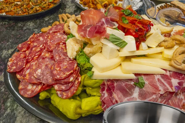 Comida antipasto em uma bandeja de aço plater com queijos Prosciutto , — Fotografia de Stock