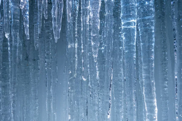 Καθαρό μπλε που κρέμονται από τον πάγο το χειμώνα κρύο φόντο — Φωτογραφία Αρχείου