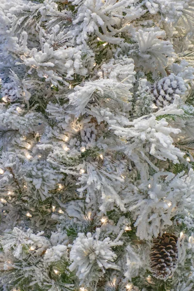 Желтая Белая Рождественская Елка Искусственным Белым Снегом — стоковое фото