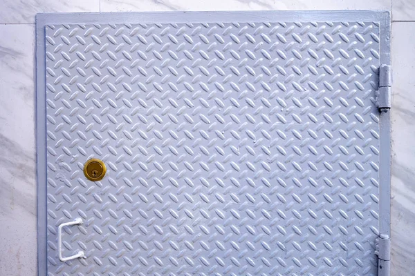 Vitmålad rostfri diamant stål utomhus vägg dörr med han — Stockfoto