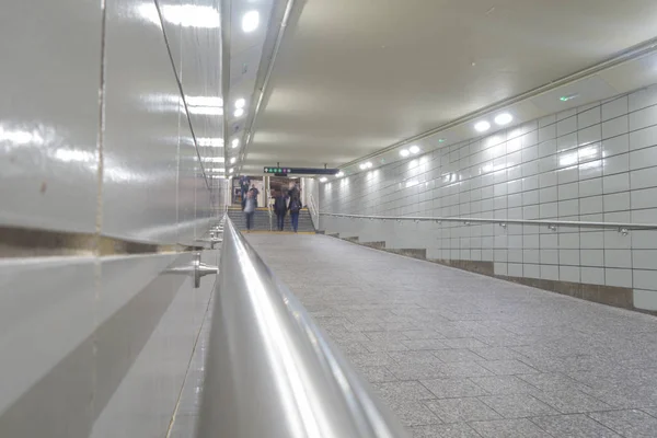 New York manhattan weiß geflieste U-Bahn-Tunnel mit Menschen in Moti — Stockfoto