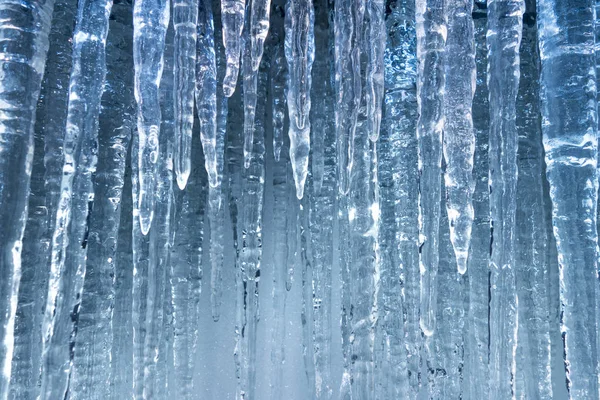 Hoces de hielo colgantes azul claro puro en el fondo frío del invierno —  Fotos de Stock