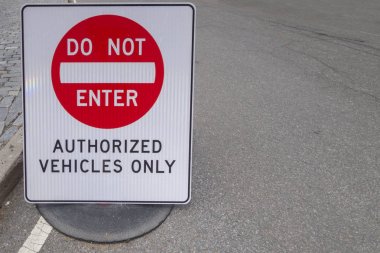 amerikan sokak kırmızı ve beyaz işareti girmeyin