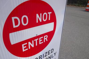 otomobiller için işaret, sadece yetkili araçlar girmeyin