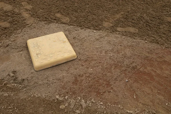 Branco home plate beisebol campo de terra arenosa — Fotografia de Stock