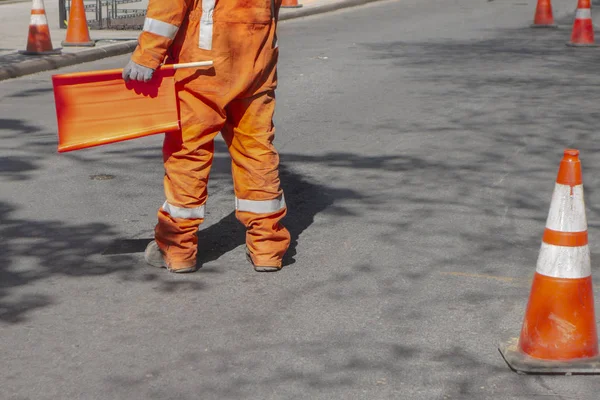 街道建设区与橙色适合的人指挥traffi — 图库照片