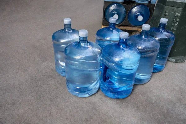 Jarras de agua de 5 galones que se entregan a la empresa de negocios o resid — Foto de Stock