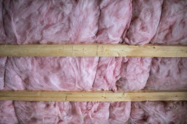 pembe açık tavan ahşap çivili bir evde anayasa