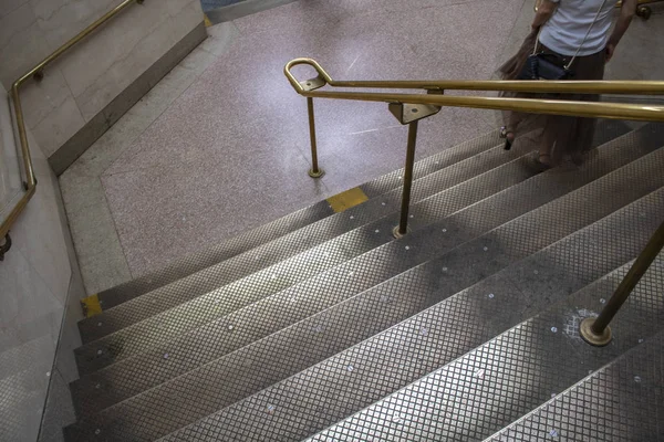 New York City öffentliche Treppen zu nyc U-Bahn-Frau gehen zu tun — Stockfoto