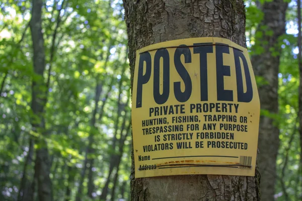 Tree posted sign Private Property no trespassing — Stock Photo, Image