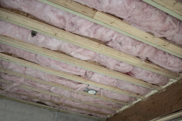 Работа в процессе на потолке дома с изоляцией готовы к Wal — стоковое фото