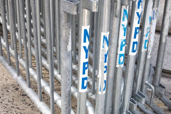 NYPD bloqueador de aço pedestre e redirecionamento portões de bloqueio — Fotografia de Stock
