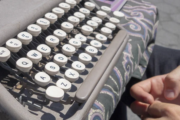Máquina de escribir clásica con las manos del hombre pensando y teniendo de escritor — Foto de Stock