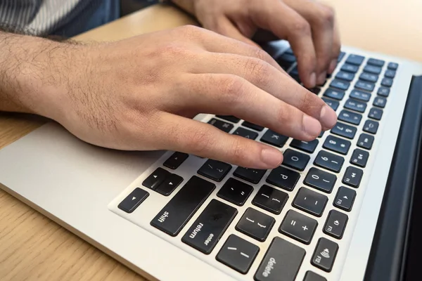 Computador portátil na mesa de madeira com o jovem digitando um o comp — Fotografia de Stock