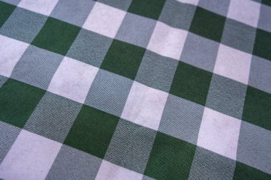 Damalı beyaz ve yeşil masa örtüsü