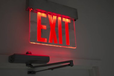 kırmızı ve sarı pleksiglas çıkış işareti ofis kapısı üzerinde.