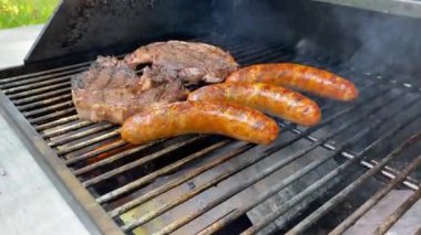 Yaşam tarzı yaz adamı propan gazı ızgarasında kazık ve sosis pişiriyor metal dilleri deliğe sokuyor.