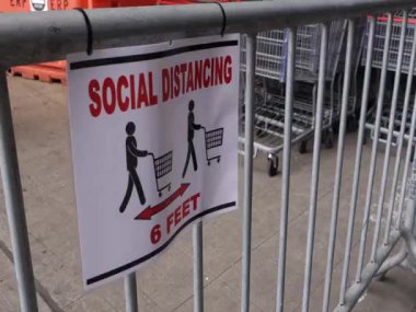 Arkadaki korona virüsünde alışveriş sosyal mesafe işareti ve alışveriş arabaları