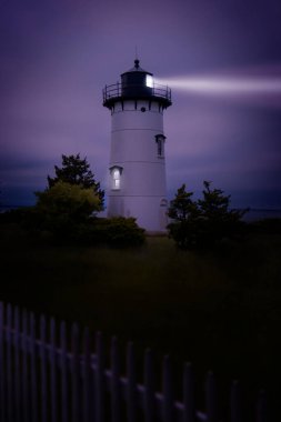 Martha 's Vineyard Sound ve Nantucket Sound Oak Bluffs' taki beyaz ve siyah deniz feneri.
