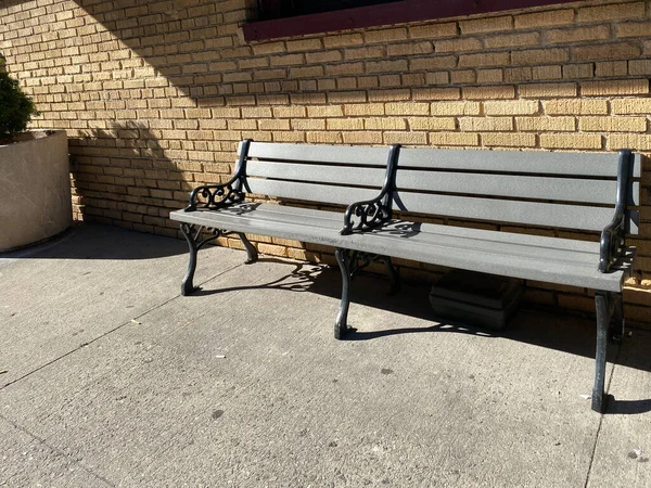 Sidewalk Bright Sunny Day Wall Classic Sitting Bench — Stock Photo, Image