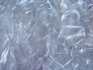Paketleme ve güvenlik için büyük plastik bir örtü sarılı ve buruşuk 