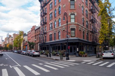 Manhattan New York şehir binası ve caddesi kaldırım kenarındaki park yeri