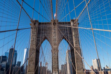 Brownstone Brooklyn köprüsünü kapatın. Köprüden Manhattan gökyüzü manzarası