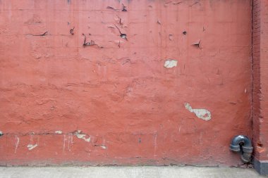 Çatırtı dokusunun geniş görüntüsü ve soyulmuş kırsal kırmızı doku duvarı