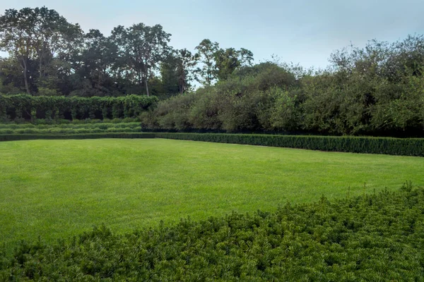 Taman Dan Taman Rumput Tingkat Luar Ruangan Dengan Semak Semak — Stok Foto