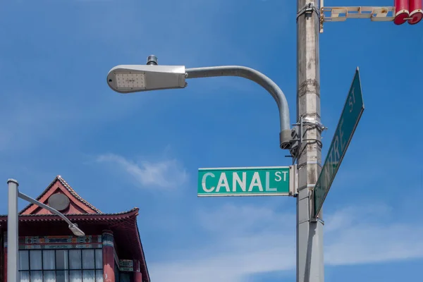 New York City Light Post Green White Canal Sign Chinatown — стоковое фото