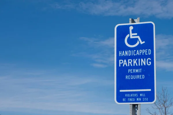 停车场蓝白相间的标志 只有残疾人士标志图才可停车 — 图库照片