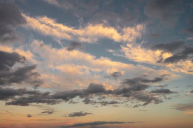Gün batımı bulutları koyu ve açık mavi renkli.