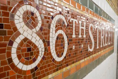 Manhattan, New York, ABD, 03 / 27 / 2018, 86. Cadde Duvarı yazı tabelası metro durağı