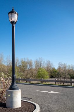 Banliyödeki bir otoparkta sokak lambası.