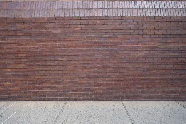 赤いレンガの壁を持つ屋外の歩道 — ストック写真