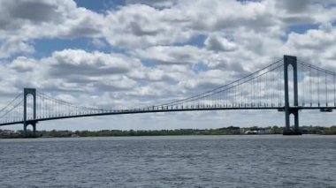 Bronx Whitestone Köprüsü 'nün arkasındaki bulutlu gökyüzü, Doğu Nehri' nin kuzey kıyısındaki Bronx 'taki Throggs Neck ve Ferry Point Park' ı birbirine bağlıyor.