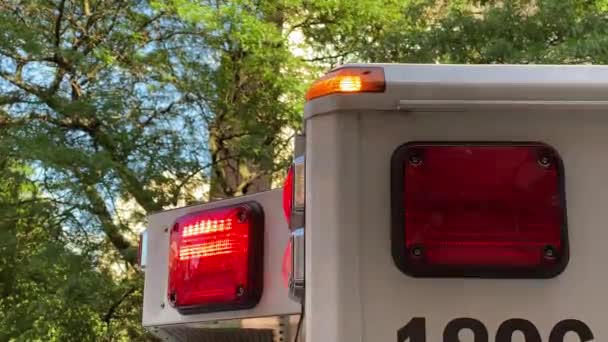 Ambulancia Esquina Trasera Superior Con Luces Rojas Intermitentes Una Calle — Vídeo de stock