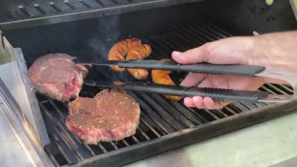 Estilo Vida Verão Homem Livre Cozinhando Estacas Salsichas Gás Propano — Vídeo de Stock