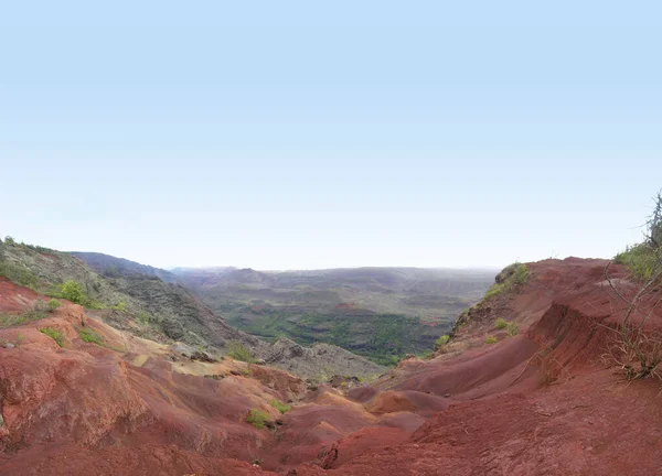 Červená Půda Skalnatý Vyprahlý Terén Obklopený Křovím Pouště Pohořím Dálce — Stock fotografie