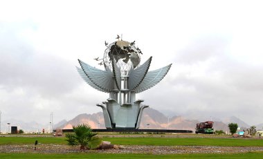 Güvercin kanatları şeklinde metal anıt