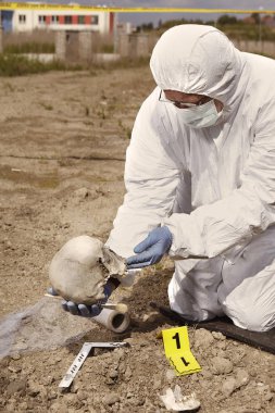 İnsan kafatası üzerinde düz fabrikası çalışmaları sırasında bulunan al